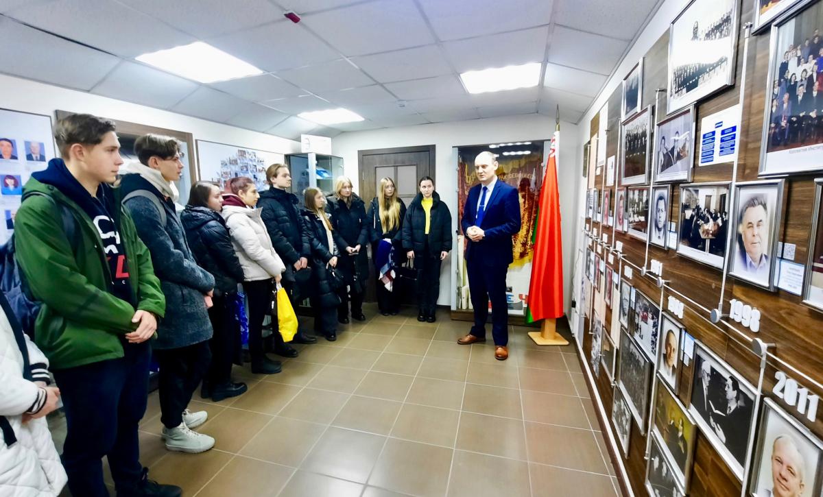 В процессе экскурсии, проводимой директором Института экономики НАН Беларуси Д. В. Мухой